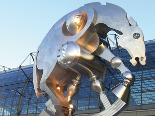 Eine Statue aus silbernem, festen Material welches ein Pferd darstellt, detailreich verarbeitet ist und ein futuristisches Aussehen hat.