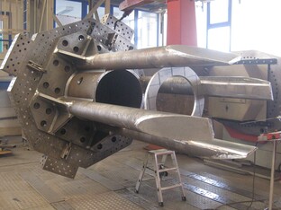 Fertigung einer metallischen Konstruktion, welche ein Teilstück des Umbrella Najaf ist.