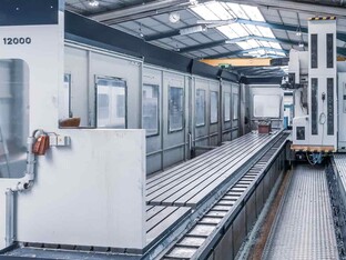 Eine große Zerspannungsmaschine in einer Fertigungshalle.