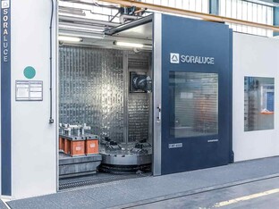 Eine industrielle Maschine für die Zerspannung in einer industriellen Halle.