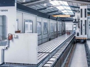 Eine große Zerspannungsmaschine in einer Fertigungshalle.