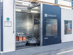 Eine industrielle Maschine für die Zerspannung in einer industriellen Halle.